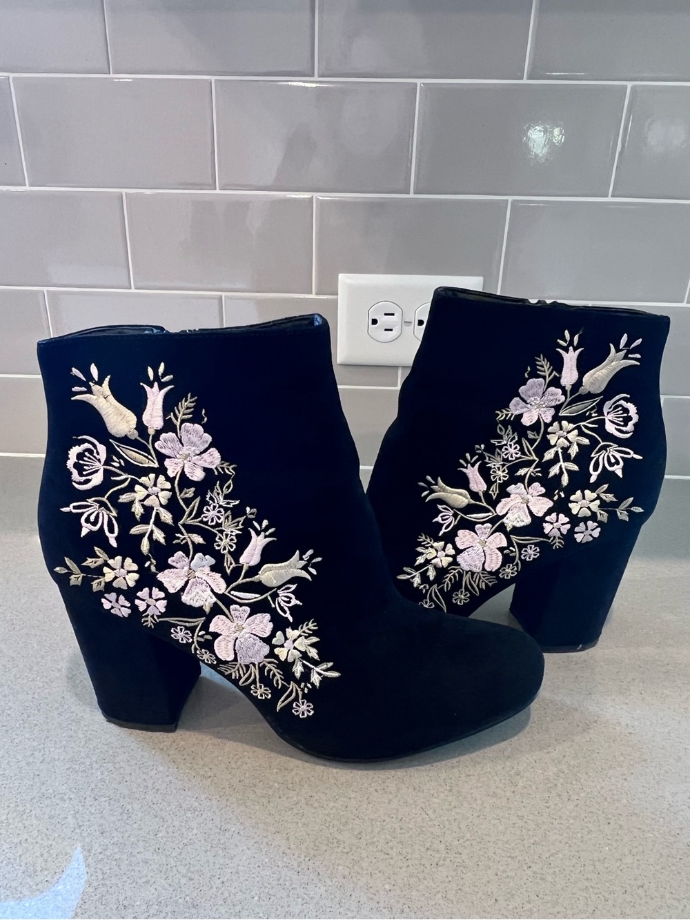 Black Embroidered Floral Loreida Ankle Boots Block Heel Side Zip Sz 9 Just Fab
